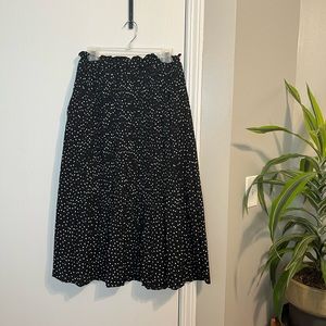 Black polka dot exlura skirt 💛